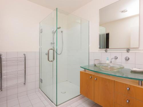 een badkamer met een glazen douche en een wastafel bij Ocean Escape - Omaha Holiday Home in Omaha
