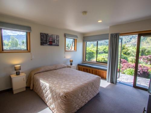 Llit o llits en una habitació de Tasman Hideaway - Marahau Holiday Home