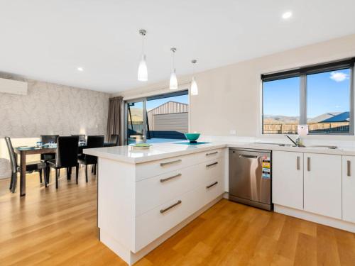 Dapur atau dapur kecil di Pisa Oasis - Cromwell Holiday Home