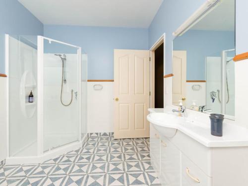 Ένα μπάνιο στο Kawarau Bay View - Cromwell Holiday Home