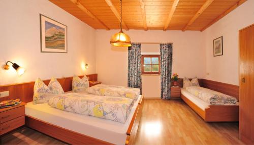 1 Schlafzimmer mit 2 Betten in einem Zimmer in der Unterkunft Unterfinser in Lajen