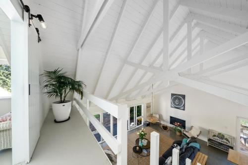 uma sala de estar com paredes brancas e um tecto branco em The House - The Lodge Te Horo em Te Horo