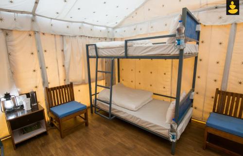 Postel nebo postele na pokoji v ubytování LivingStone Riverside Camping Bir