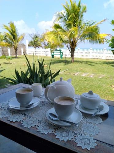 Kohvi ja tee valmistamise võimalus majutusasutuses Pearl Oceanic Resort - Trincomalee