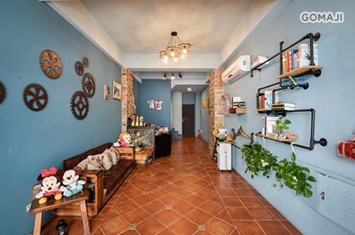 a living room with a couch and blue walls at Fanice B&B in Eluan