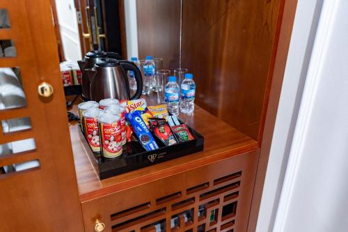 a cabinet with drinks and snacks on a shelf at TỪ SƠN LUXURY 2 HOTEL in Ðại Dính