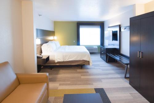 Katil atau katil-katil dalam bilik di Holiday Inn Express & Suites - Worthington by IHG
