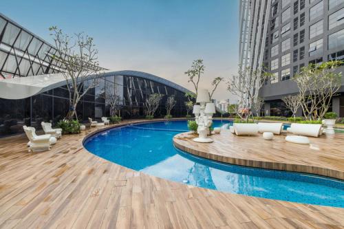 une piscine au milieu d'un immeuble dans l'établissement Arte Mont Kiara, à Kuala Lumpur