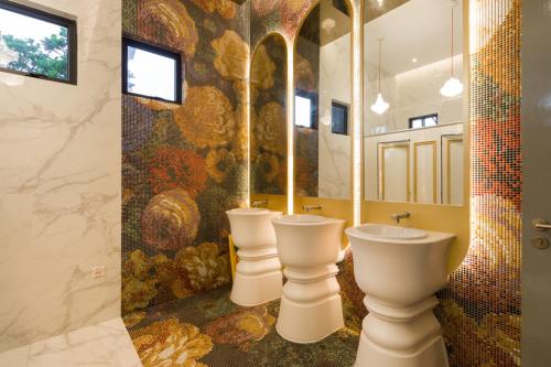 une salle de bain avec deux toilettes et un lavabo dans l'établissement Arte Mont Kiara, à Kuala Lumpur