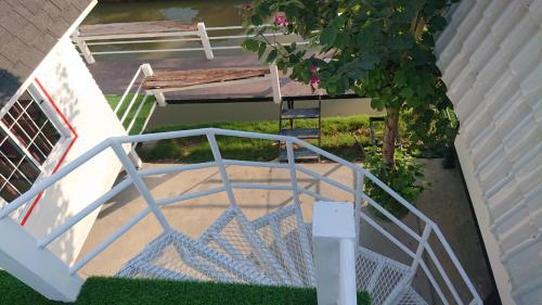 an overhead view of a porch with a fence at ข้าวทุ่งเบ็ญจาโฮมสเตย์ in Ban Hat Phang