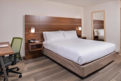 מיטה או מיטות בחדר ב-Holiday Inn Express Westley, an IHG Hotel