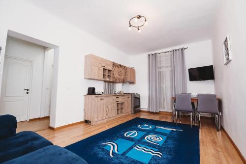 uma sala de estar com um sofá e uma mesa em Park Residence em Bacău