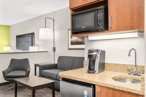 a kitchen and living room in a hotel room at Holiday Inn Express & Suites Wilmington-Newark by IHG in Newark