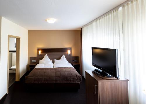 Postel nebo postele na pokoji v ubytování Hotel Germania