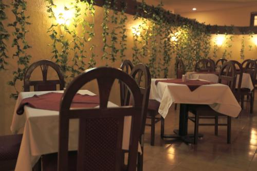 Restaurace v ubytování The Dhanhills - a valley view hotel in panchgani
