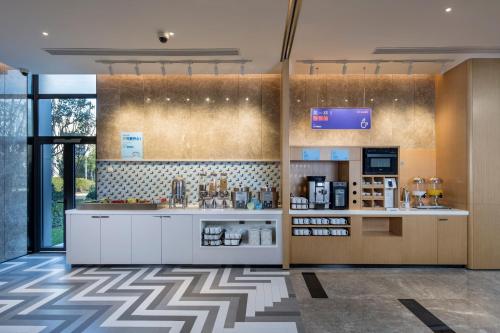 a kitchen with aasteryasteryasteryasteryasteryasteryasteryasteryasteryasteryasteryastery at Holiday Inn Express Shanghai Kangqiao by IHG in Shanghai
