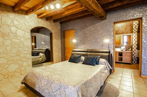 מיטה או מיטות בחדר ב-La Chambre D'amis LA COSTIGNIERES