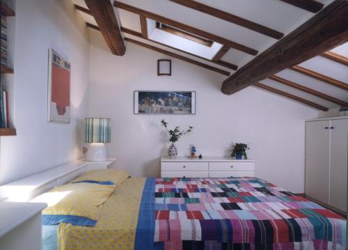 フィレンツェにあるB&B Le Ortensieの木製の天井の客室で、ベッドルーム1室(ベッド1台付)