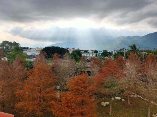 a view of a city with trees in the foreground at 谷築石苑 in Fengli