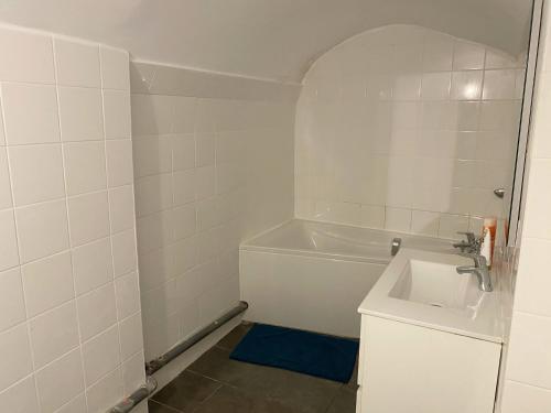 une salle de bain avec une baignoire et un lavabo dans l'établissement 021 CHIC & COSY GRAND APPART 84m2 HYPERCENTRE WIFI SMART TV NETFLIX, à Saint-Étienne
