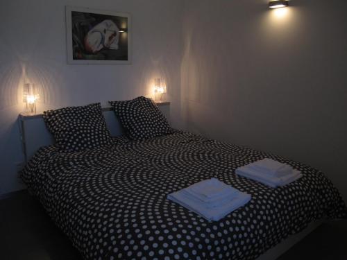 a bedroom with a bed with two towels on it at L'Esperluette in Suze-la-Rousse