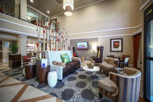 a lobby of a hotel with a couch and chairs at Holiday Inn Express Hotel & Suites - Atlanta/Emory University Area by IHG in Decatur