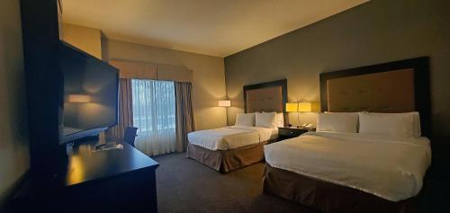 A bed or beds in a room at Holiday Inn Express & Suites Buffalo Airport, an IHG Hotel