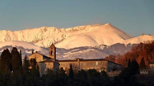 Vista generica sulle montagne o vista sulle montagne dall'interno della casa vacanze