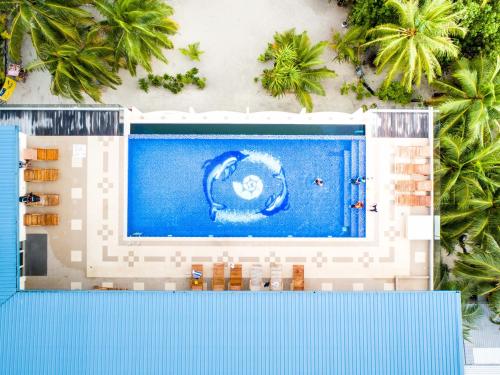 an overhead view of a swimming pool with a wave at Season Paradise in Thulusdhoo
