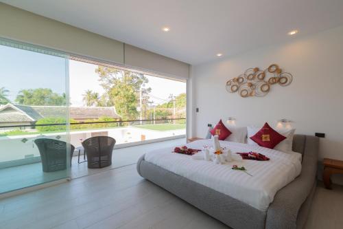 Postel nebo postele na pokoji v ubytování Samui Caledon Villa 1