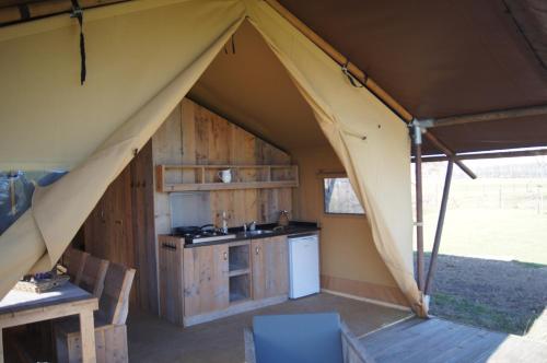 een tent met een keuken en een wastafel bij Hoeve Linnerveld 