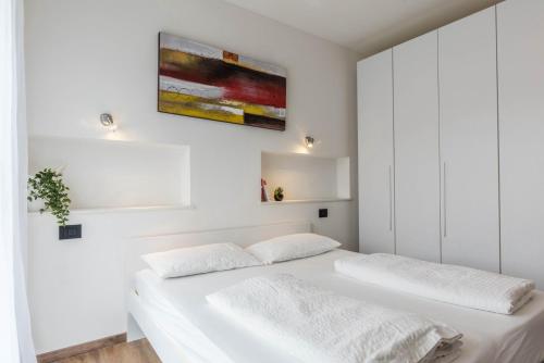 En eller flere senge i et værelse på APPARTAMENTI Residence La Pergola