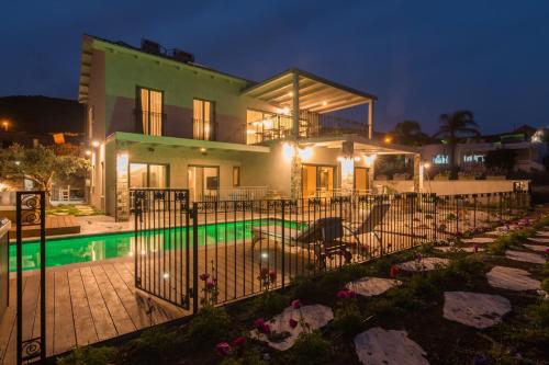 a house with a swimming pool at night at טרה נובה - וילה מהממת עם בריכה פרטית מחוממת, ג'קוזי וסאונה ליד הכנרת in Yavneʼel
