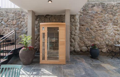a building with a wooden door and a stone wall at טרה נובה - וילה מהממת עם בריכה פרטית מחוממת, ג'קוזי וסאונה ליד הכנרת in Yavneʼel