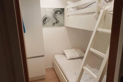 um pequeno quarto com um beliche e uma escada em Haus Norea, Top 65 em Sankt Urban