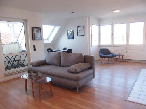 a living room with a couch and a table at Deluxe Apartments Messe Flughafen in Leinfelden-Echterdingen