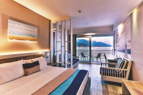 Postel nebo postele na pokoji v ubytování Carine Hotel Delfin