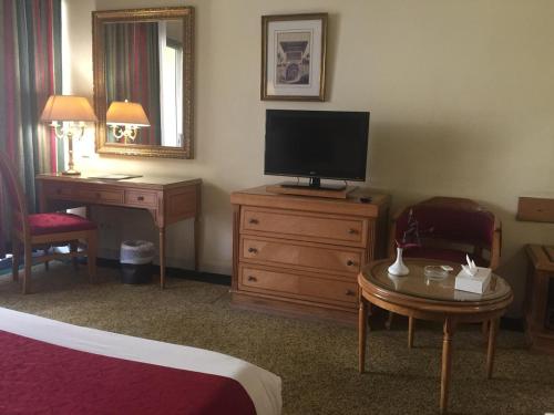 TV a/nebo společenská místnost v ubytování Amarante Pyramids Hotel