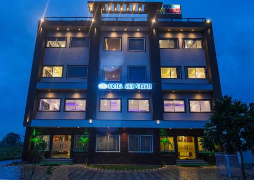 a building with a sign that reads hotel shut screen at HOTEL SHIV SHAKTI in Bhopal