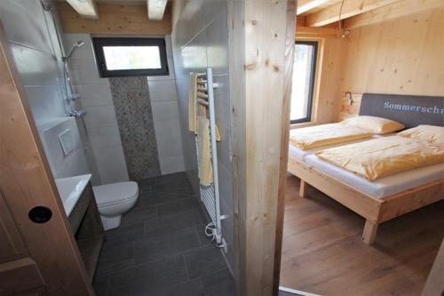 プルークガーンにあるAlmresort Sommerschneeの小さなベッドルーム(ベッド1台付)、トイレが備わります。