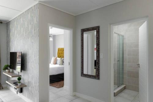 Ванна кімната в Alimama Spaces: The Robert's Greenlee Apartment