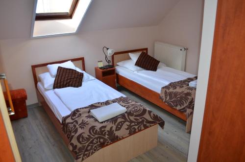 Giường trong phòng chung tại Holdfényszállás