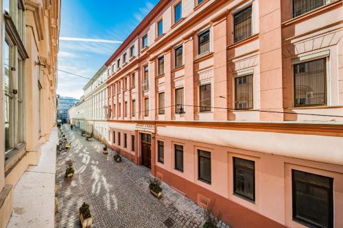 een lege straat in het midden van een gebouw bij easy flat Stuckgasse in Wenen