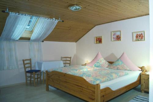een slaapkamer met een bed en een tafel en stoelen bij Ferienwohnungen Meindl in Lam