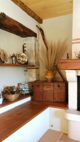 une chambre avec des armoires en bois et une plante sur le mur dans l'établissement Le Mas de La Pommeraie, à Saint-Géry