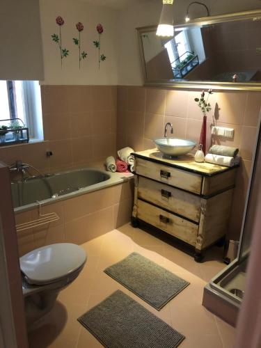 Un baño con lavabo, bañera e inodoro. en Rosenhof, en Bremen