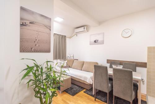 Habitación con mesa, sillas y cama en Apartment Danica en Banja Koviljača