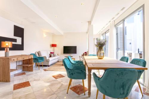 - un salon avec une table et des chaises dans l'établissement Genteel Home Abades, à Séville