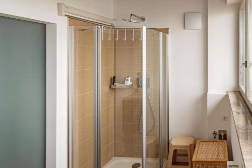 eine Dusche mit Glastür im Bad in der Unterkunft Ferienwohnung Kiek ut in Barth