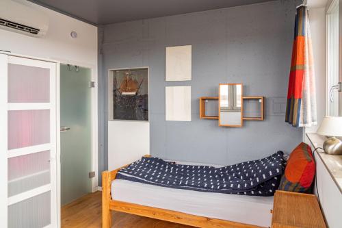 Schlafzimmer mit einem Bett mit blauer Wand in der Unterkunft Ferienwohnung Kiek ut in Barth